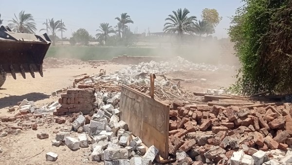 السكرتير المساعد بالأقصر  يقود حملة إزالات مكبرة بالزينيه