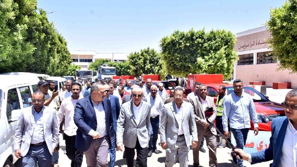 محافظ الأقصر يتفقد أسطول السيارات الجديدة ويفتتح ورشة تصنيع ملابس السلامة المهنية ويكرّم المتميزين بشركة مياه الشرب