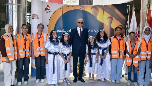 محافظ الأقصر يكرم أوائل الشهادة الإعدادية وقيادات التعليم المتميزين