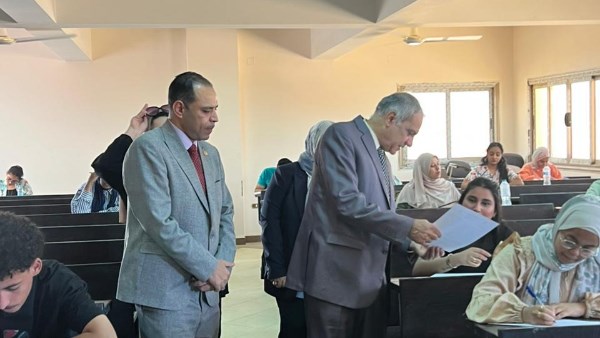 رئيس جامعة أسوان يتفقد امتحانات كلية الآثار للفصل الدراسى الثانى