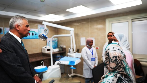 محافظ أسوان يطمئن على منظومة العمل داخل وحدة صحة أسرة العوضلاب بإدفو