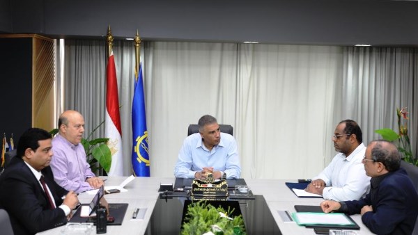 محافظ أسوان: دعم الكفاءات والهيكل الإدارى لإنجاح منظومة التأمين الصحى الشامل