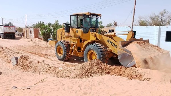 في استجابة عاجلة رفع آثار الكثبان الرملية بالمناطق السكنية بقرى الأربعين