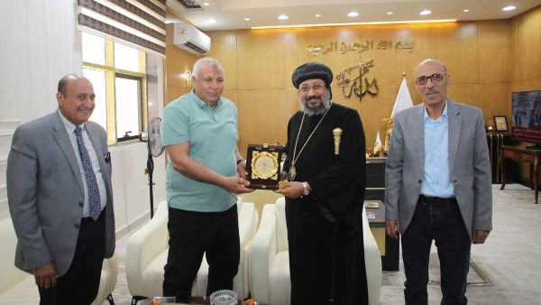 محافظ الوادي الجديد يستقبل وفد الكنيسة للتهنئة بعيد الأضحى المبارك