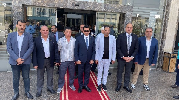 وزير الشباب والرياضة يلتقي بالخبير الأجنبي 