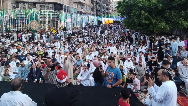 مئات المصلين بأحد ساحات الإسكندرية