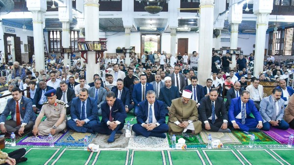 محافظ الإسكندرية بمسجد المرسي أبو العباس