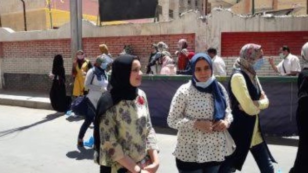 الامتحان سهل.. طلاب الثانوية بالإسكندرية 