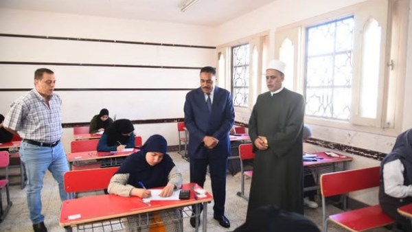 محافظ مطروح خلال الجولة على الامتحانات