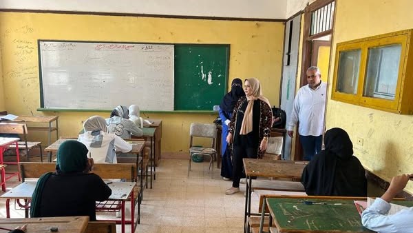 مدير تعليم مطروح خلال الجولة بالمدارس 