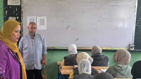 مدير تعليم مطروح خلال جولة بالمدارس 