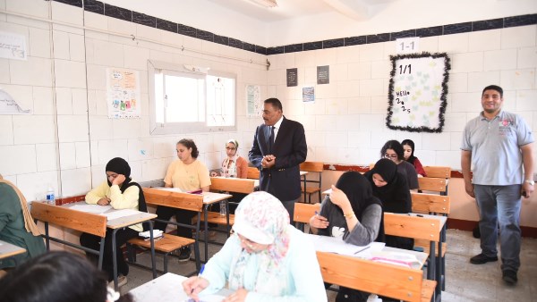 محافظ مطروح  خلال تفقد احد لجان الامتحانات