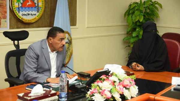 محفافظ مطروح خلال  احدا القاءات بالمواطنين 