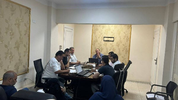  ول وزارة الصحة خلال الاجتماع وقيادات المديرية 