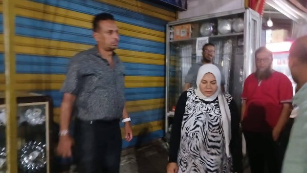 في المواعيد المحددة لها  بحي الضواحي العزبي تقود حملات ليليلة لمتابعة تنفيذ قرارات غلق المحلات