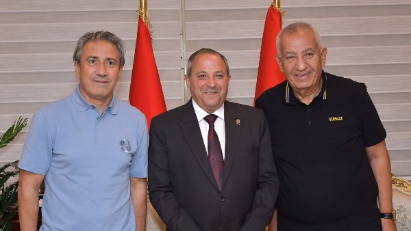 محافظ بورسعيد يستقبل مجلس إدارة النادي المصري برئاسة كامل أبو علي