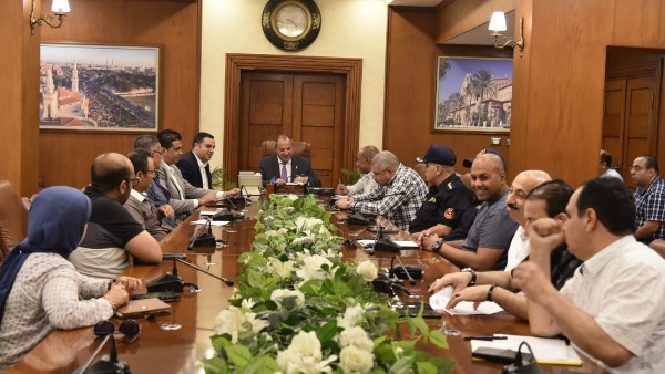 محافظ بورسعيد يعقد اجتماعًا لمتابعة أعمال توصيل المرافق لاستاد النادي المصري