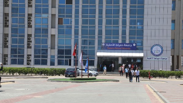 روبوت ذكي يستقبل وزير التعليم العالي خلال افتتاحه الجامعة الأهلية بدمياط