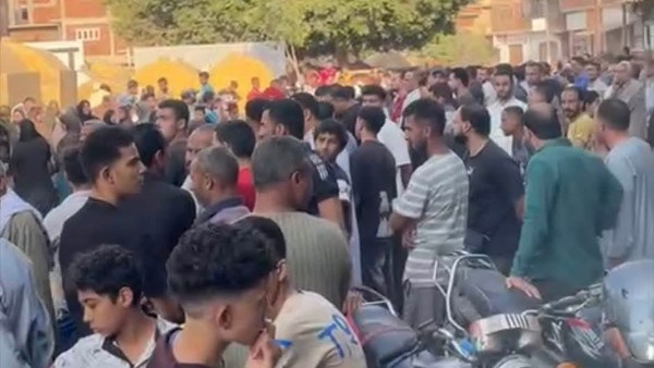 للدفاع عن بنت عمه.. أهالي مرصفا ببنها يشيعون جثمان شاب لقي مصرعه بمشاجرة