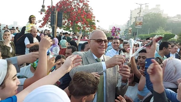 محافظ القليوبية يوزع الورود على الأطفال والمواطنين احتفالا بالعيد..صور