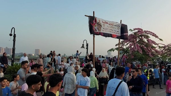 توافد المواطنين علي كورنيش بنها 