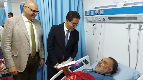 محافظ القليوبية ورئيس جامعة بنها يشاركان مرضى المستشفيات فرحة عيد الأضحى