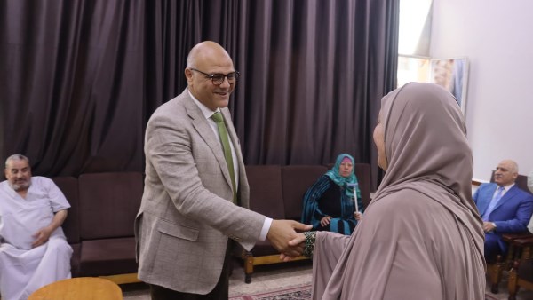 محافظ القليوبية يقدم التهنئة للمسنين ويقدم لهم الهدايا والورود فى أولى أيام عيد الأضحى  المبارك