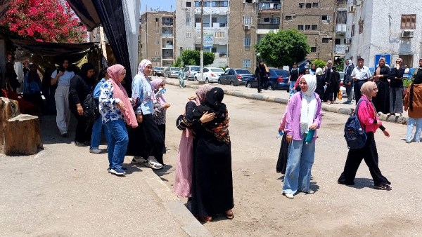 فرحة بين طلاب الثانوية العامة بالقليوبية عقب انتهاء أول يوم من الامتحانات