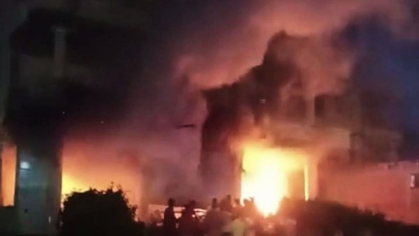 8 سيارات إطفاء للسيطرة على حريق معرض تجاري بطريق «سمنود – المنصورة»