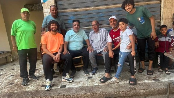 اللاعب محمد النني مع أفراد أسرته وأقاربه بالمحلة