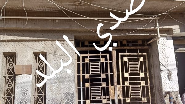 بعد إغلاقه العيادة بالجنازير والهروب.. قرار عاجل من الصحة ضد طبيب المحلة|صور