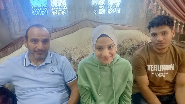 فرحة أفراد أسرة الطالبة المتفوقة بالغربية 