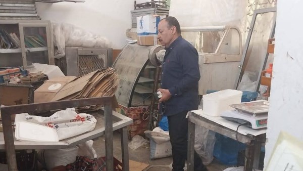 ضبط مصنع عصائر ومشروبات مجهولة المصدر و ٥٠٠ زجاجة مياه غازية منتهية الصلاحية بالشرقية