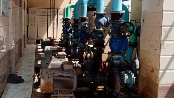 كفر الشيخ .. إصلاح كسر مفاجئ بخط المياه الرئيسي بقرية منية مسير