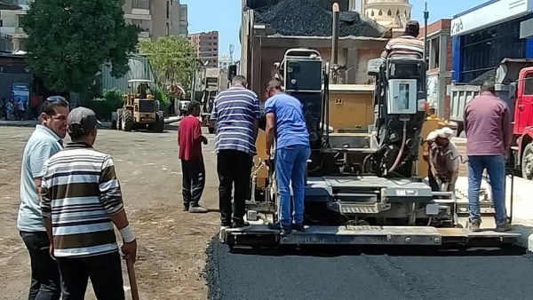 استكمال رصف شارع الاستاد الرياضي بمدينة كفر الشيخ.. صور