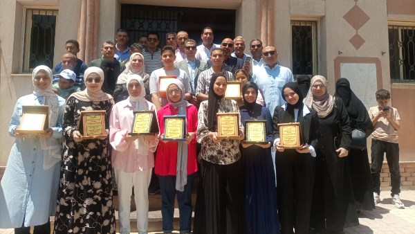 بالأسماء .. تكريم أوائل الشهادة الإعدادية في كفر الشيخ | صور