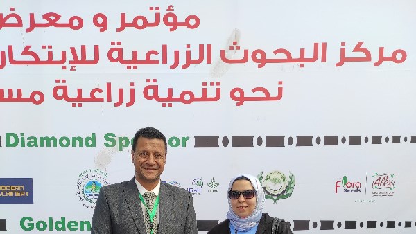 مدير معهد المحاصيل الحقلية مع محرر صدي البلد