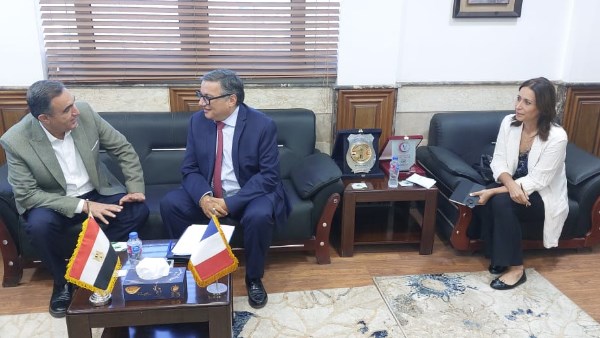 رئيس الخدمات البيطرية مع المستشار الزراعي الفرنسي