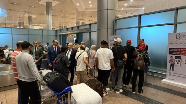 تسجيل الهواتف المحمولة بمطار القاهرة 
