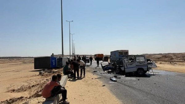 تصادم بين ميكروباص وسيارة شركة على طريق الواحات