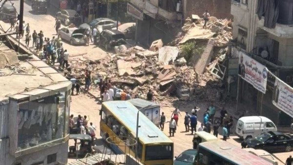 ماشي في الشارع.. إنقاذ شخص سقط عليه ركام عقار شبرا بالقاهرة