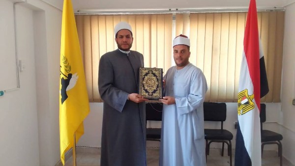 الأوقاف تكرم إمام مسجد بالعريش