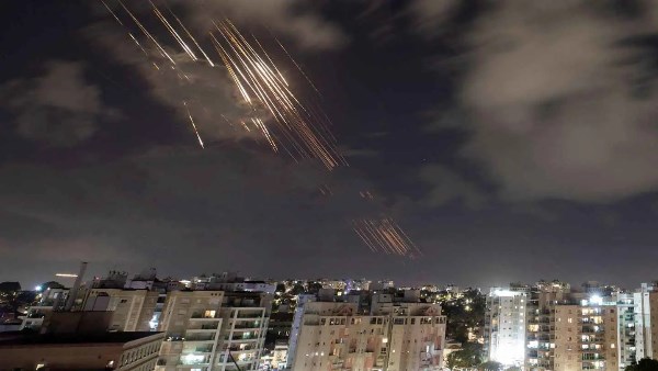 إيران تبدأ موجة جديدة من الهجمات الصاروخية على إسرائيل