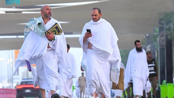 توافد الحجاج إلى صعيد عرفات