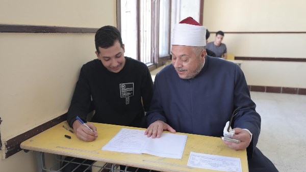 رئيس قطاع المعاهد الأزهرية ووكيلاه يتفقدون امتحان النحو لطلاب القسم العلمي.. صور
