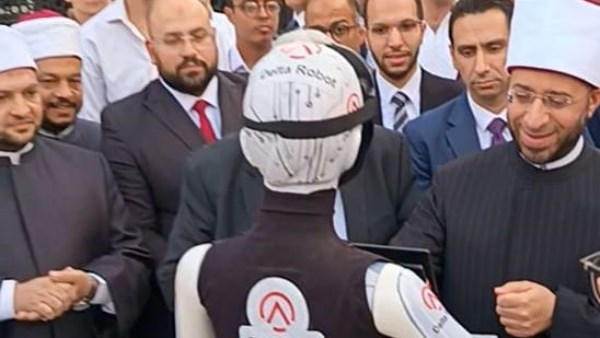 الروبوت الذكي خلال اسستقبال وزير الأوقاف
