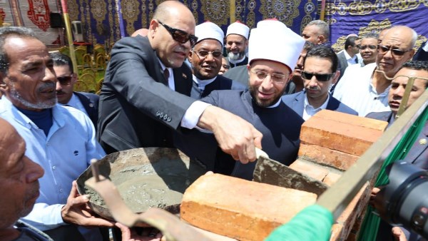 وزيرا الأوقاف والعمل  يضعان حجر الأساس لبناء مسجد برأس غارب 