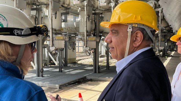 وزير الكهرباء خلال الزيارة
