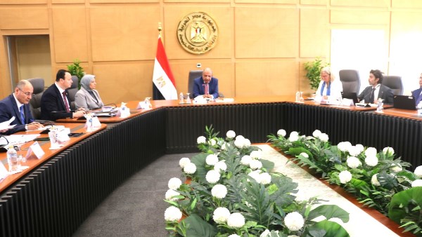 وزير الكهرباء خلال اللقاء