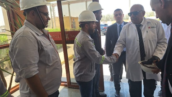 وزير الكهرباء خلال الزيارة
